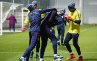 Đá bóng chán chê, sao Man City chuyển sang tập 'đấm bốc'