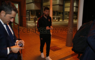 Messi ngơ ngác khi cùng Barca hành quân đến Madrid trong đêm