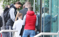 Pogba, Ibra bị người hâm mộ 'bao vây' tại khách sạn Lowry