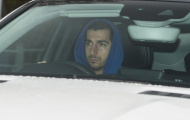 Mkhitaryan mặt 'hầm hầm' lái xe đến sân tập