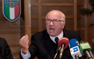 Họp báo căng thẳng, ông Tavecchio rời ghế chủ tịch FIGC