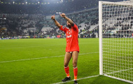 Buffon gây sốc khi... tụt quần tri ân CĐV Juventus