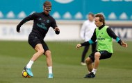 Bất chấp chấn thương mũi, Ramos vẫn 'cân' Modric trên sân tập