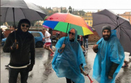 Icardi được fan cuồng hôn thắm thiết dưới mưa