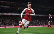 Chỉ trong chớp mắt, Mesut Ozil đã hạ Huddersfield