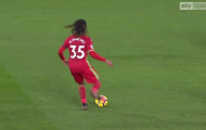 HLV Swansea 'cạn lời' khi Renato Sanches chuyền siêu tệ