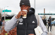 Pogba uống vội nước ấm trên đường đến London