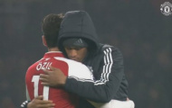 CẬN CẢNH: Ozil ôm chầm lấy cầu thủ, BHL Man United thân thiết