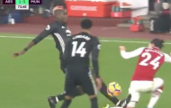 Cận cảnh pha đạp bóng 'rợn người' của Paul Pogba với Bellerin