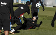 Suarez khiến Pique ngã chổng vó trong buổi tập của Barcelona