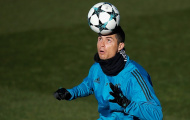 Đồng đội trố mắt nhìn CR7 biễu diễn kĩ thuật 