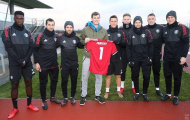 Sân tập Man Utd đón vị khách đặc biệt trước giờ G