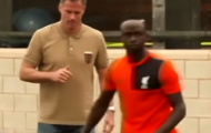 Màn tranh tài đầy hài hước giữa Mane và Carragher