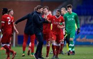 Gerrard phải ra tay khi cầu thủ trẻ Liverpool bị phân biệt chủng tộc