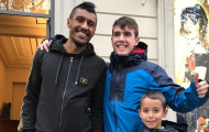Paulinho cười tẹt ga khi shopping đón giáng sinh
