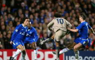 Cú lắc hông và dứt điểm điệu nghệ của Ronaldinho làm tung lưới Chelsea