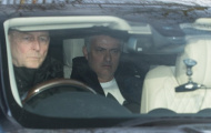 Thua derby, Mourinho và dàn sao M.U mặt mày cáu gắt đến sân tập