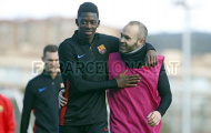 Dembele thân thiết với Iniesta trên sân tập