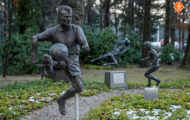 Dennis Bergkamp lần thứ hai được dựng tượng