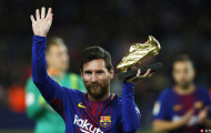 Lionel Messi khoe giày vàng trước trận