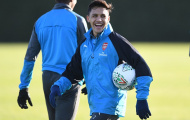 Sanchez tươi rói, Wenger hằn học trong buổi tập mới nhất của Arsenal
