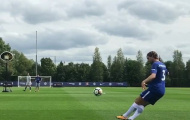 Lác mắt với siêu phẩm của Marcos Alonso trên sân tập