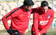 Diego Costa thân mật với Torres trên sân tập