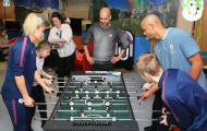 Gặp lịch thi đấu dày đặc, thầy trò Pep Guardiola vẫn tích cực làm từ thiện