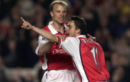 Dennis Bergkamp bị Marc Overmars và Van der Sar sa thải