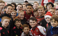 Sanchez bị các em nhỏ vây kín trong ngày lễ Giáng sinh