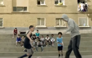 Messi bị một chú nhóc xỏ háng dễ dàng trên đường phố