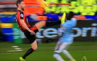 SỐC: Sao West Ham hứng trọn gầm giày của đối thủ vào mặt