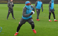 Mặc trời mưa, dàn sao Arsenal tích cực chơi chuyền áo