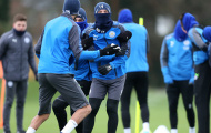 Ném tuyết, xịt nước, đánh đội đồng, Mahrez 'quậy tưng' Leicester