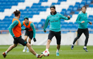 Gareth Bale truy cản Ramos trên sân tập