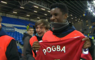Pogba lột áo tặng fan nhí nhân ngày Man Utd thắng nhàn