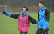Gạt bỏ tin đồn, Sanchez 'quấn riết' Xhaka trên sân tập