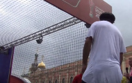 Ronaldinho mệt mỏi khi thủ môn là người máy