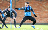Okazaki 'quậy' hết cỡ trên sân tập, quyết lấy lòng Puel