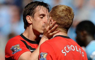 Gary Neville bênh Scholes, chống lại Mourinho
