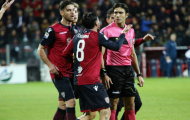 Liên tục 'tha' cho Juventus, trọng tài bị cầu thủ Cagliari bao vây