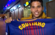 CĐV Barcelona phấn khích khi cầm áo đấu của Coutinho trên tay