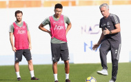 HLV Mourinho tận tình chỉ bảo Lingard cách chuyền bóng