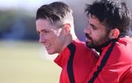 Diego Costa 'tình tứ' với Fernando Torres trên sân tập