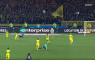 Trọng tài trận Nantes-PSG đá cầu thủ rồi rút thẻ đỏ khi bị vấp té