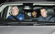 Walcott lặng lẽ đến kiểm tra y tế, Everton có người thay Barkley