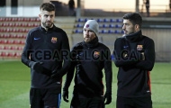 Messi tê cóng nhìn tân binh tung hoành trên sân tập