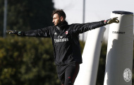 Donnarumma 'tung cánh' trên sân tập