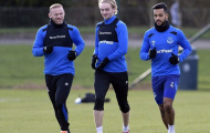 Rooney tươi cười chào đón Walcott trong buổi tập đầu tiên