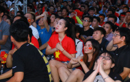 Fan nữ Sài thành 'bắn tim' ra ngoài khoảnh khắc U23 Việt Nam vào chung kết